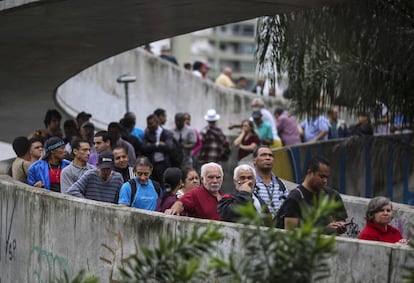 Eleitores fazem fila na favela da Rocinha para votar para prefeito e vereador no Rio de Janeiro. Capital fluminense tem disputa apertada para a prefeitura.