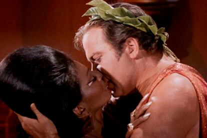 El primer beso interracial en TV (1968) 
	

	Además de ser uno de los primeros besos geek, el beso que Kirk y la lugarteniente Uhura se dan en la serie Star Trek marca un antes y un después por tratarse del primer beso interracial que emitía la televisión norteamericana.