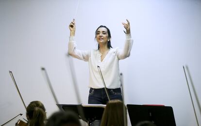 Si alguien se acerca al Auditorio Nacional y mira los retratos en la pared de los músicos, solo verá el de una mujer, Silvia Sanz (Madrid, 1967). Es la única directora con temporada estable en la institución, donde ha dirigido más de 150 conciertos, algo que tampoco muchos hombres han hecho. “Cuatro o cinco, a lo sumo”, espeta Sanz, que siempre ha tenido la sensación de tener que ser el doble de disciplinada y constante que cualquiera de sus compañeros para conseguir lo mismo, o incluso menos. No esperó a que nadie le diese un lugar y se hizo el suyo propio. “En el 96, creé mi propia orquesta y coro, pequeñito”. Ahora ese proyecto se ha convertido en el Grupo Concertante Talía (GCT), del que es directora, con varias formaciones musicales: Orquesta Metropolitana de Madrid y Coro Talía, la Madrid Youth Orchestra (MAYO) y la Orquesta Infantil Jonsui, pertenecientes al área pedagógica orquestal del GCT. “Hacemos una inmensa labor pedagógica, porque no se trata solo del presente, sino del futuro. Que las niñas y jóvenes tengan los referentes que no tuvo mi generación, que nadie les diga que no pueden hacer aquello que quieren”. Sanz quiere “dejar algo para el futuro”. Está convencida de que el avance es lento pero seguro: “Son siglos de tradición en cuanto a aquello que no hemos podido hacer, y sé que hay avances que ya no veré, pero es importante seguir dando pasos, no desilusionarse”. Y ahí sigue, en ese camino que la ha llevado ya, y la sigue llevando, por países de todo el mundo.