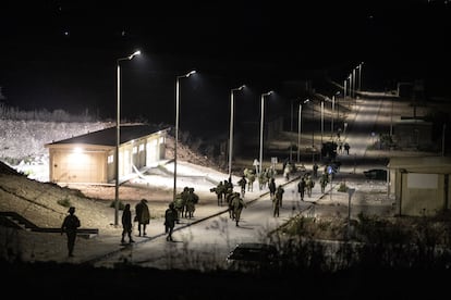 Soldados israelíes patrullan la zona cercana a la base atacada con drones por Hezbollah este lunes en Binyamina. 