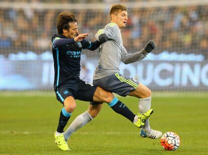 David Silva (d) pelea el balón con el madridista Kroos (i).