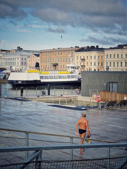 Chapuzón en el mar Báltico desde la sauna Allas Pool, en Helsinki.