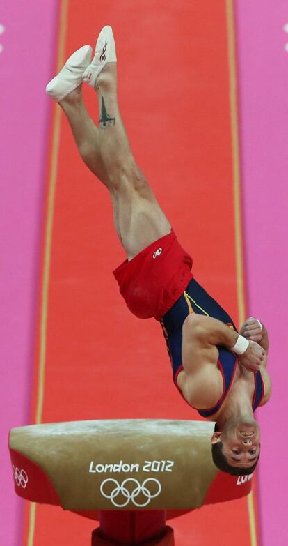 El español Isaac Botella Pérez realiza su ejercicio en la final de gimnasia artística.