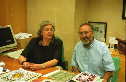 Soledad Gallego Díaz y Bonifacio de la Cuadra, en la redacción de 'El País'.