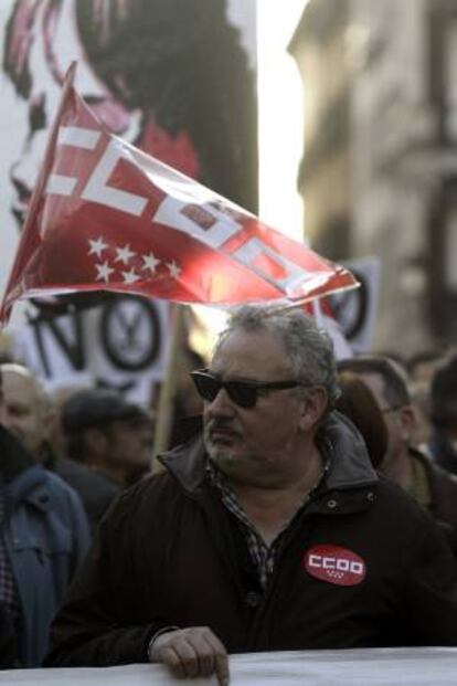 Uno de los participantes en la manifestación de los trabajadores del Metro, que ha salido esta tarde de la plaza de la Villa hasta llegar a la Puerta del Sol de Madrid, para reclamar las condiciones laborales pactadas en el convenio colectivo.