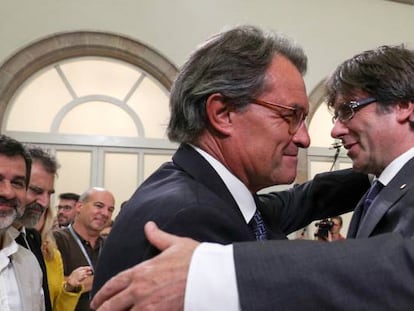 El expresidente de la Generalitat Artur Mas y el actual responsable del Govern, Carles Puigdemont.