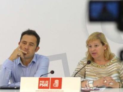 Los socialistas Denis Itxaso y Susana Corcuera, ayer en San Sebastián.