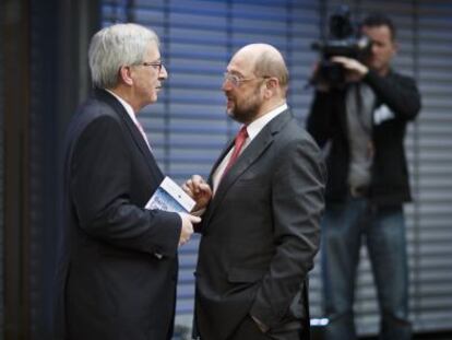 Juncker (izquierda) con Schulz, el pasado 3 de marzo en Berl&iacute;n.
