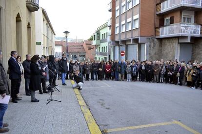 Fotografía de la concentración de vecinos de Súria en repudio a la violencia machista.