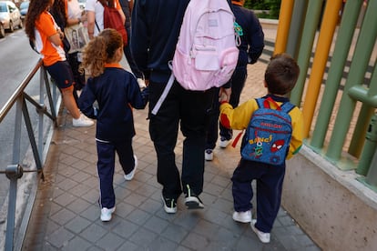 Un padre acerca a sus hijos al colegio Nazaret, en el madrileño distrito de Carabanchel, el 29 de abril.