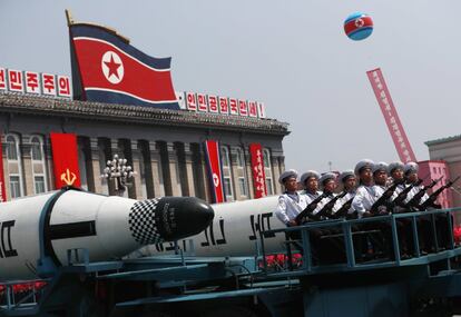 Según numerosos observadores, Corea del Norte podría aprovechar el desfile para realizar un nuevo disparo de misil balístico o, incluso, su sexto ensayo nuclear. En la imagen, vehículos militares transportan misiles durante el desfile.
