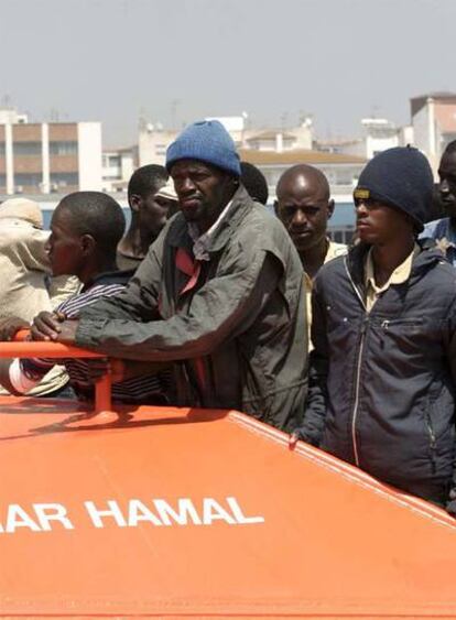 Algunos de los inmigrantes subsaharianos que han llegado hoy al puerto de Motril.