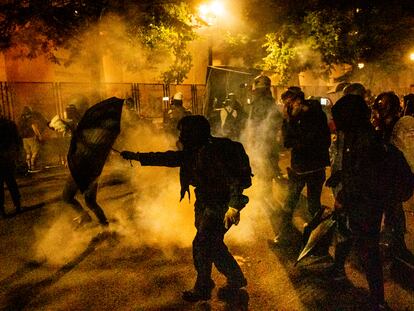 Manifestantes dispersados por los agentes federales con gases lacrimógenos en Portland.