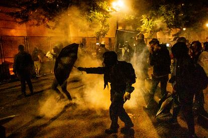 Manifestantes dispersados por los agentes federales con gases lacrimógenos en Portland.