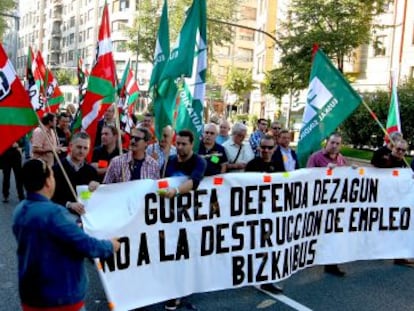 Manifestación de los trabajadores de Bizkaibus este lunes en Bilbao. 