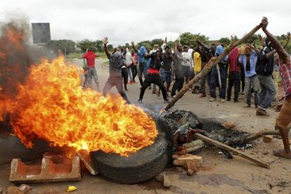 Un grupo de manifestantes incendia neumáticos durante las protestas por la subida de precio del fuel, en Harare