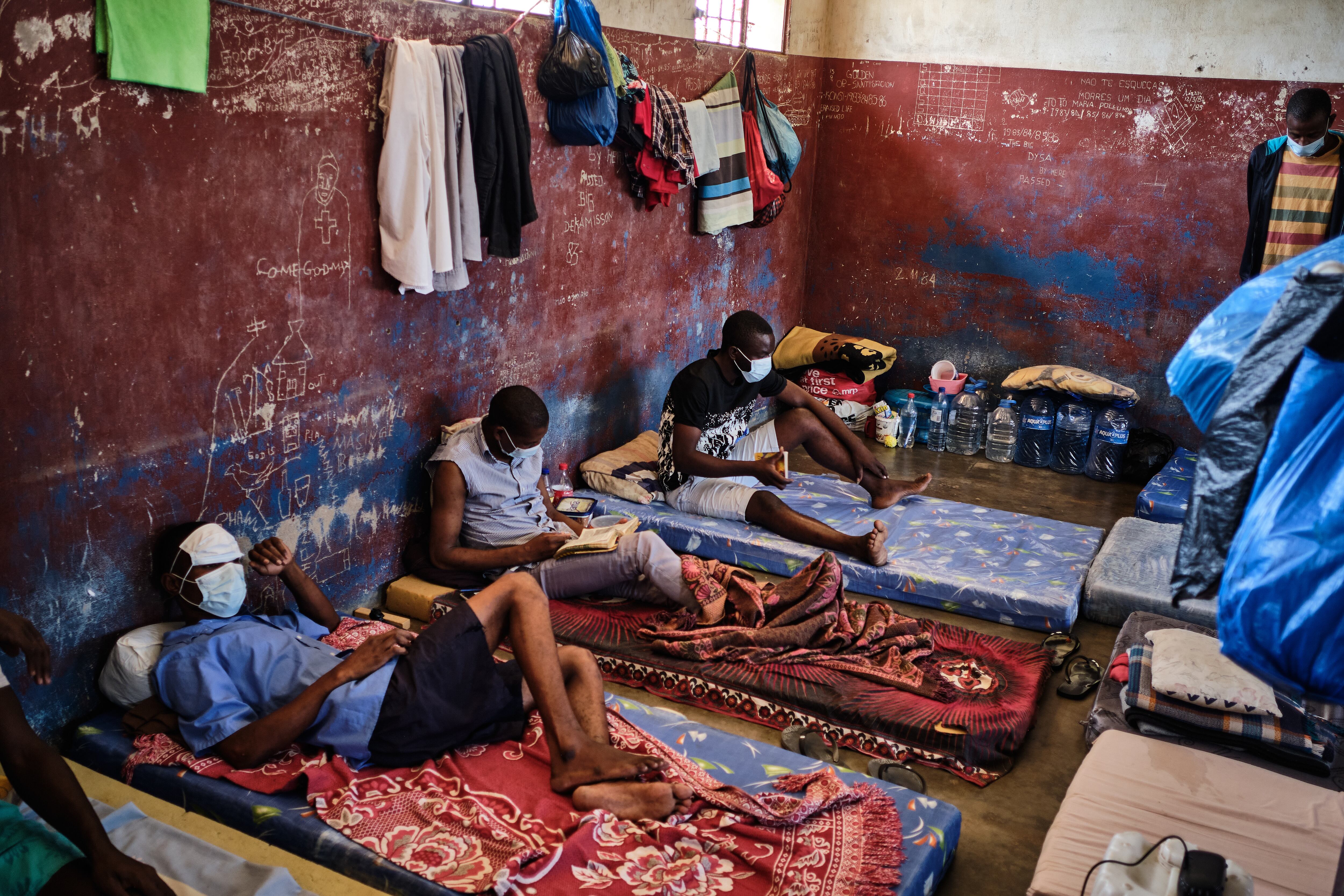 Celda de aislamiento para pacientes con tuberculosis en la prisión de máxima seguridad de Maputo (Mozambique), el pasado 6 de noviembre. En estas celdas, los enfermos viven aislados con otros pacientes y toman la medicación bajo la supervisión de un enfermero. Este proceso se llama Terapia Observada Directamente (DOT, en inglés) y sirve para asegurar que la persona enferma complete el tratamiento que, normalmente, es de seis meses. 