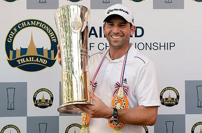 Sergio García, con el trofeo en Tailandia.