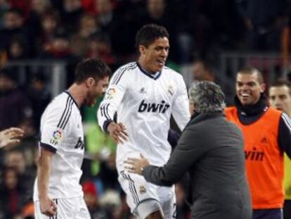 Varane celebra con Mourinho su gol al Barça en semifinales de la Copa