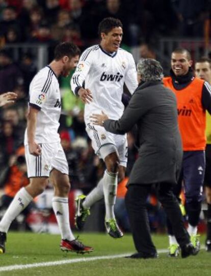 Varane celebra con Mourinho su gol al Barça en semifinales de la Copa