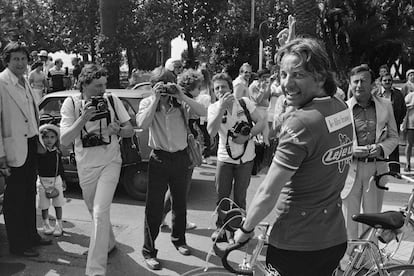 El director francés Just Jaeckin, ataviado de ciclista, en el festival de Cannes, en 1978.