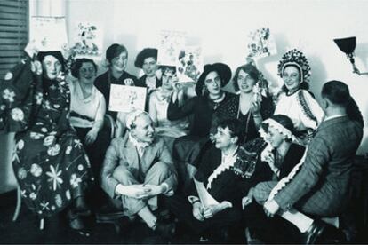 Estudiantes del taller textil de la Bauhaus muestran los diplomas humorísticos entregados por su profesora Guta Stölz (la segunda por la derecha en la fila de atrás) en septiembre de 1930.