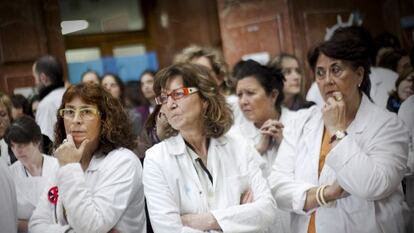 Trabajadores del hospital barcelon&eacute;s del Vall d&#039;Hebron durante una protesta por los recortes en la sanidad catalana.