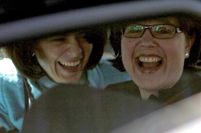 Delia Velculescu e Isabel von Koppen Mertes, la jefa de la troika y la representante del BCE en Chipre, se ríen dentro de un coche, este miércoles en Nicosia.
