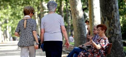 Varias mujeres mayores, en el parque del Retiro de Madrid en junio de 2016. 
 
 
  ... 