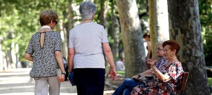Varias mujeres mayores, en el parque del Retiro de Madrid en junio de 2016. 
 
 
  ... 