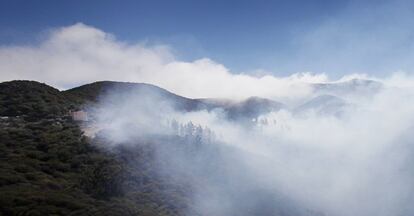 Humo en las proximidades del barranco Erque, La Gomera.