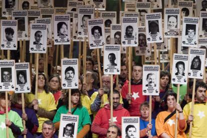 Asistentes a un acto organizado por Batasuna en Bilbao en 2007 muestran carteles con imágenes de presos de ETA