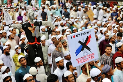 Cientos de musulmanes protestan el 2 de noviembre de 2020 en Bangladés contra la publicación de las caricaturas de Mahoma en Francia.