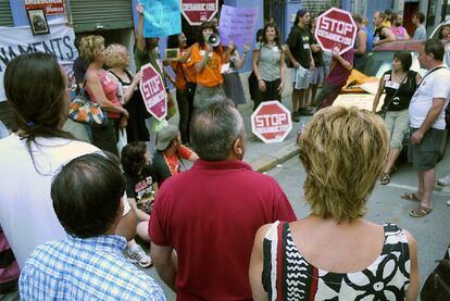 Miembros de la Plataforma de Afectados por la Hipoteca y del Movimiento 15-M protestan contra el desahucio delante de la vivienda.