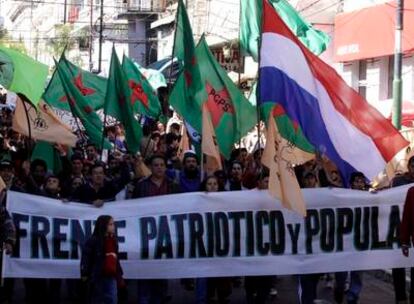 Activistas de organizaciones campesinas y grupos de izquierdas marchan en las calles de Asunción para exigir la renovación del Supremo de Paraguay y en contra del Parlamento.