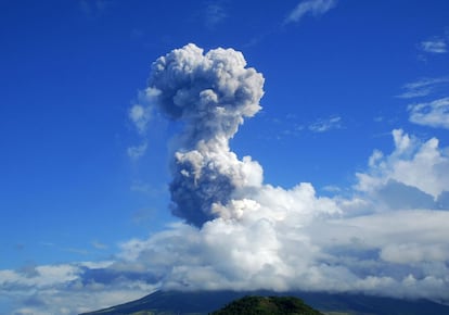 Una nube de ceniza volcánica es lanzada hacia el cielo. El volcán Mayon, es uno de los más activos de Filipinas.