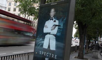 Uno de los chirimbolos con publicidad en la calle de Alcalá.