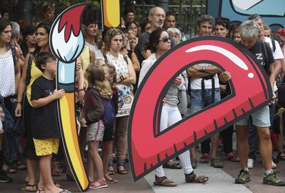 El colectivo de profesores durante la comparecencia que han llevado a cabo  en San Sebasti&aacute;n para informar sobre la situaci&oacute;n de la presa de ETA Sara Majarenas y de su hija Izar. 