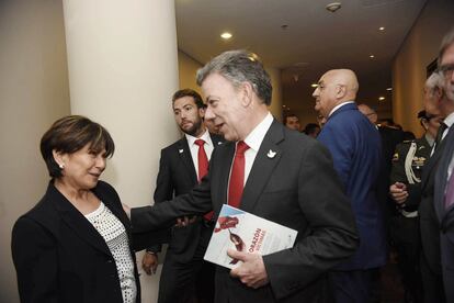 El presidente Santos saluda a Martha Amorocho, que perdió un hijo a manos de las FARC.