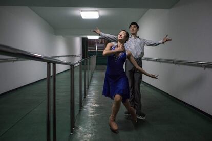 Os patinadores Nam Yong-Myong (esquerda) e Choe Min posam para um retrato em Pyongyang. Os esportistas participam do festival internacional de patinagem artística Paektusan Prize.