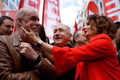  La vicepresidenta primera y ministra de Hacienda, María Jesús Montero (derecha), saluda a los secretarios generales de CCOO, Unai Sordo (izquierda), y UGT, Pepe Álvarez (centro), durante la manifestación convocada por los dos grandes sindicatos, CCOO y UGT, este miércoles en Madrid.