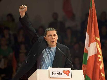 El líder de Batasuna, Arnaldo Otegi, durante la presentación en Pamplona de Euskal Herria Berria.