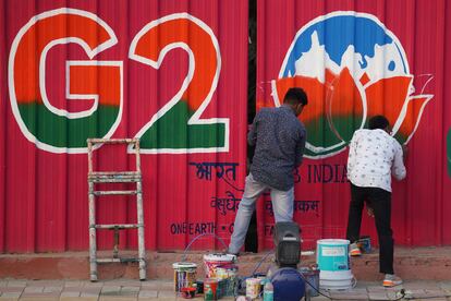 An artist puts the finishing touches on a G-20 logo in New Delhi on March 1 before the foreign ministers' meeting.