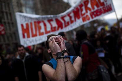 Sergi, 20 años, grita en contra de la reforma laboral que ha aprobado el Gobierno. En Barcelona a la marcha bajo el lema 'Tomemos la calle', se han unido miembros del colectivo de los 'yayoflautas', 'indignados' del 15M y trabajadores de TMB, entre otros colectivos.