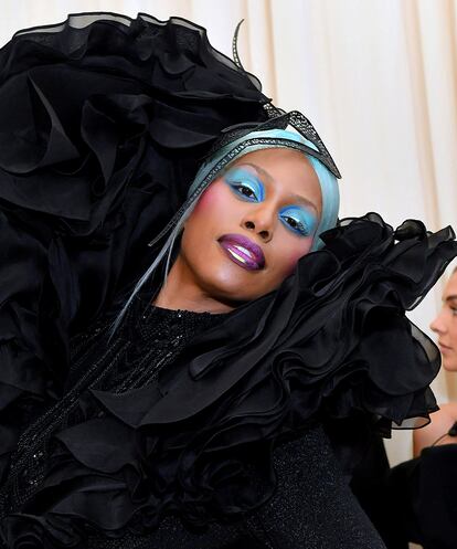 Laverne Cox
La primera Gala MET de la actriz ha sido todo un éxito: acompañando a su sobrio vestido negro, un estilismo de belleza muy trabajado y rompedor creado por Kiyah Wright (el cabello) y Deja Smith (el maquillaje).
El pelo, teñido de un suave azul bebé para la ocasión, ha combinado con los ojos, también en varios tonos de azul y aplicaciones de strass a modo de eye-liner. Para los labios, violeta metalizado.