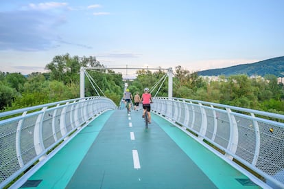 Ciclistas en el puente de acero de 525 metros de longitud llamado Freedom Cycling Bridge entre Austria y Eslovaquia.
