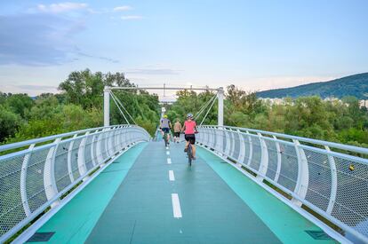 Ciclistas en el puente de acero de 525 metros de longitud llamado Freedom Cycling Bridge entre Austria y Eslovaquia.