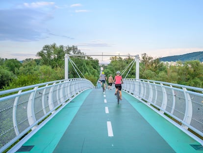 Ciclistas en el puente de acero de 525 metros de longitud llamado Freedom Cycling Bridge entre Austria y Eslovaquia.