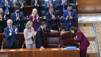 La bancada del PP aplaude a Isabel Díaz Ayuso tras ser investida presidenta de la Comunidad de Madrid por tercera vez.