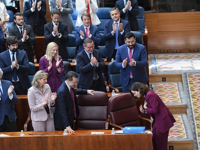 La bancada del PP aplaude a Isabel Díaz Ayuso tras ser investida presidenta de la Comunidad de Madrid por tercera vez.